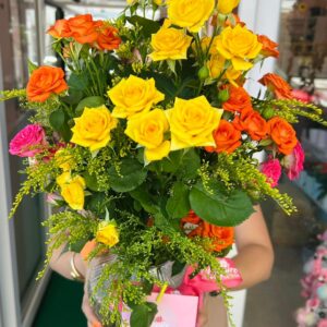 Renkli Çardak Gül Vazo Aranjmanı