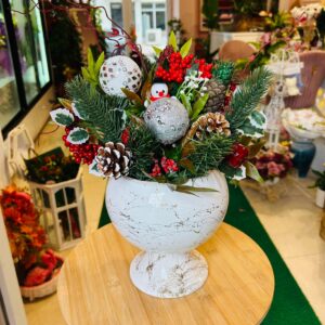 Beyaz Seramik Saksıda Yapay Noel Aranjmanı