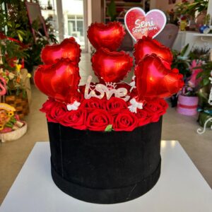Büyük Kadife Siyah Kutuda Yapay Gül ve Balon Aranjmanı