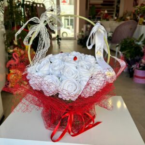 Sepette Beyaz Yapay Gül