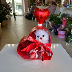 Kalp Şeffaf Kapaklı Kutuda Yapay Gül ve Ayıcık Aranjmanı