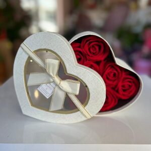 Kalp Tül Kapaklı Kutuda Yapay Gül Aranjmanı